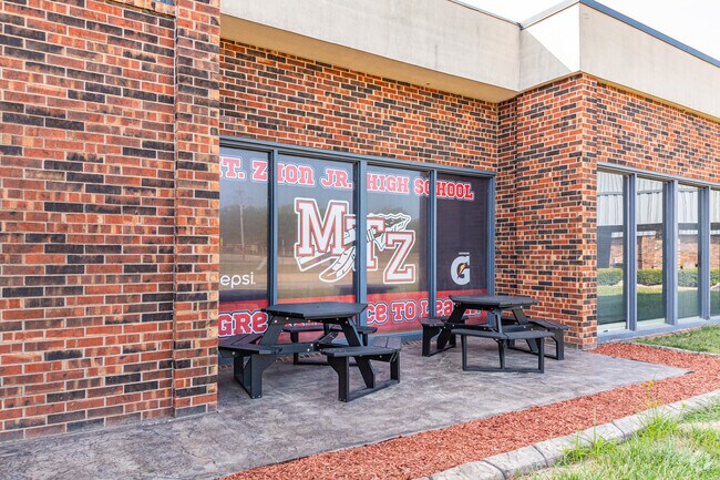 Mt. Zion Junior High School has a student-teacher ratio of 19 to 1.