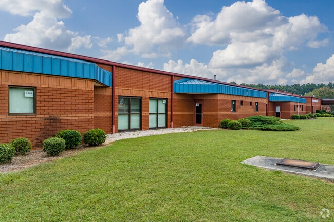 Kennesaw Elementary School has a 14 to 1 student to teacher ratio.