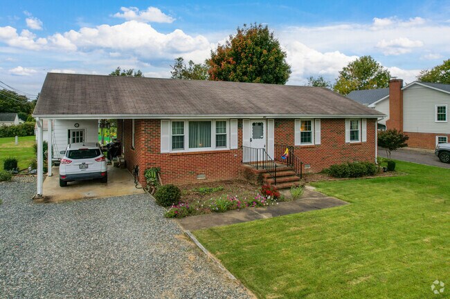 Small rambler style homes are common for families throughout Bellvue.