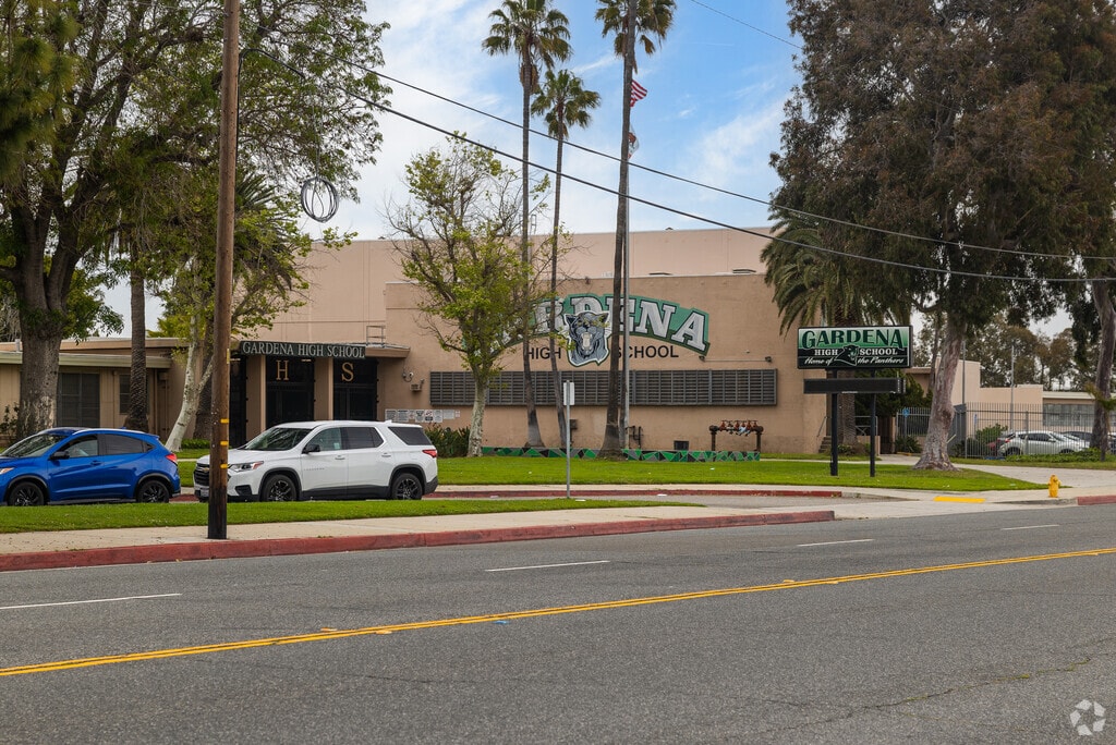 Gardena Senior High School receives a B- rating from Niche.