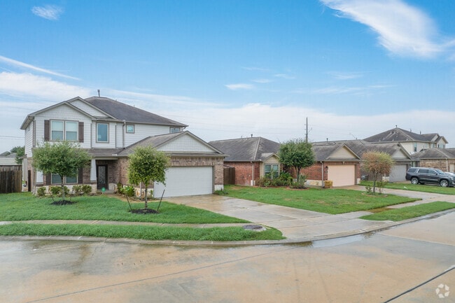 A row of newly built homes lines a quaint cul-de-sac in Manvel.