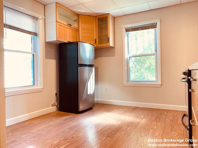 98 Buttonwood St unit 1, Dorchester, MA 02125 - photo 2