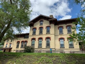 52 N Crystal Ave, Elgin, IL 60123