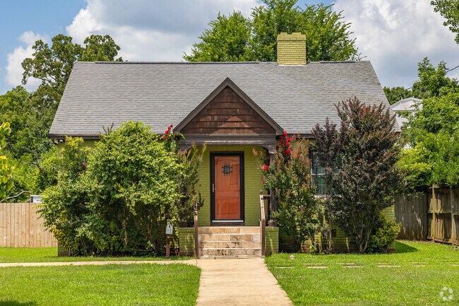 Many homes in Seversville have spacious yards.
