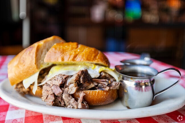 Enjoy fine dining like The world Famous Tommy's Joynt in Lower Nob Hill.