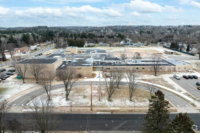 Riverview Elementary School has a student-teacher ratio of 17 to 1.
