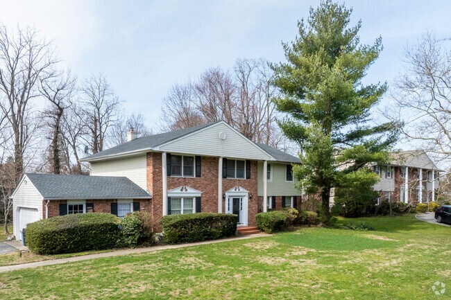 Capes and Colonials are a popular home style choice for many who move to Roslyn Harbor.
