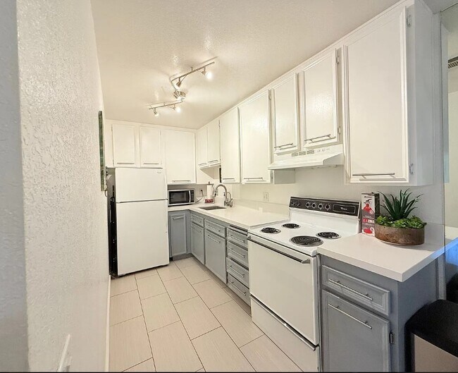 680 N Ashurst Ct unit 207, Palm Springs, CA 92262 - photo 5