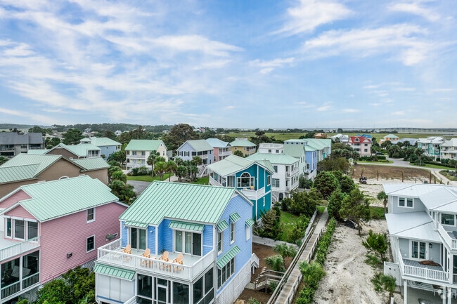 The homes within Harbor Island are full of coastal colors.