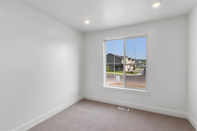 594 N 275 E unit 36869955, Providence, UT 84332 - photo 4