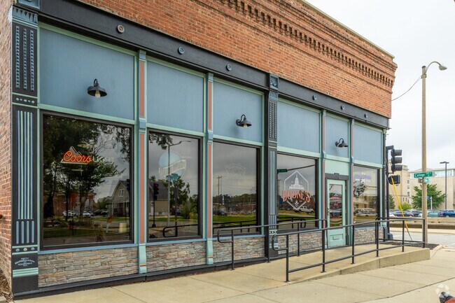 Boone's in Old Aristocracy Hill serves upscale tavern food.