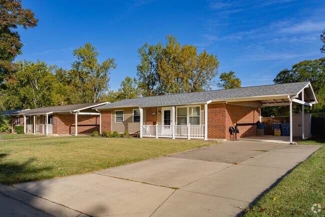 Early- to mid-20th-century ranch-style homes in Maryland Heights feature large yards.