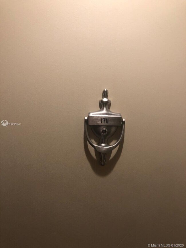 Courvoisier Courts unit 1711, Miami, FL 33131 - photo 6