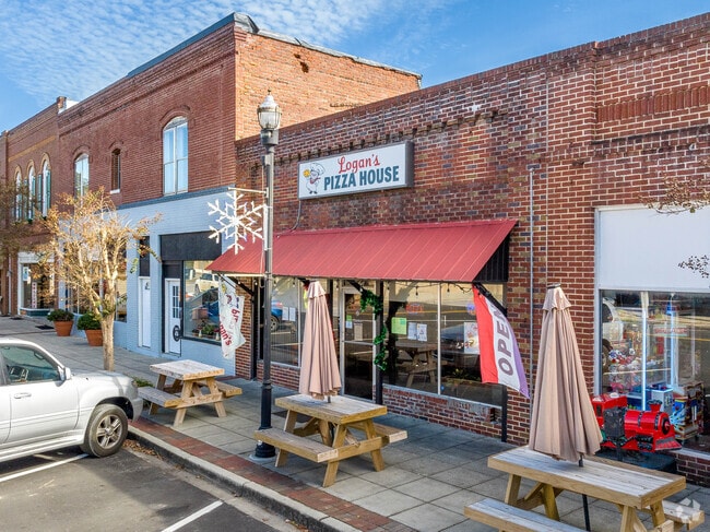 There is indoor and outdoor seating available at Logan's Pizza House, which is near Cameron.
