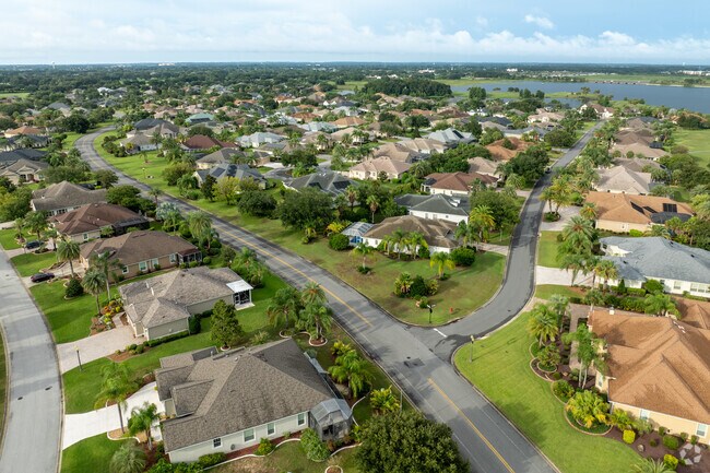 Village of Bridgeport is a vibrant Villages neighborhood right beside beautiful Lake Sumter.