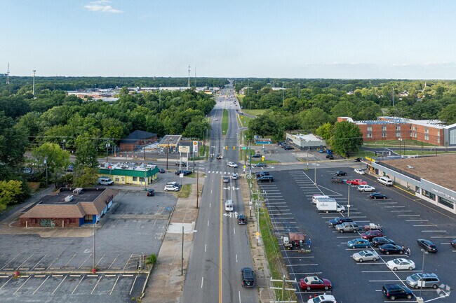 The Mechanicsville Turnpike passes through the Eastview neighborhood.