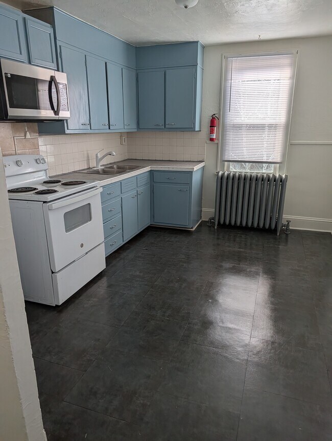 319 W 11th St unit 319 half, Hazleton, PA 18201 - photo 6