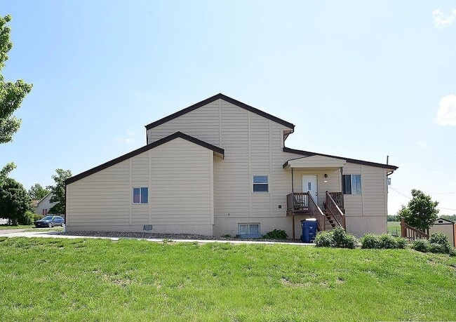 345 Spruce St unit B, Springfield, NE 68059 - photo 3