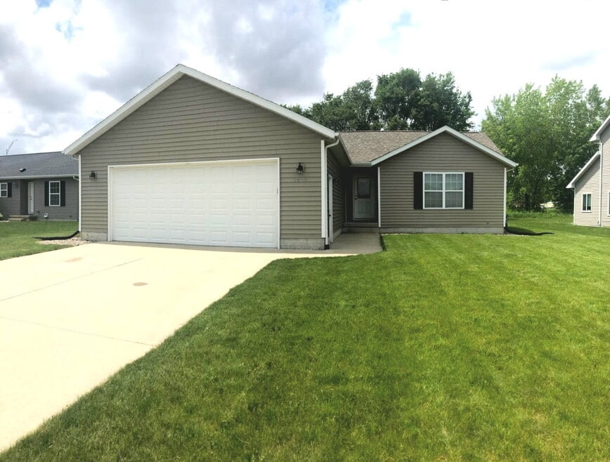 3623 Starview Dr, Cedar Falls, IA 50613 - photo 1