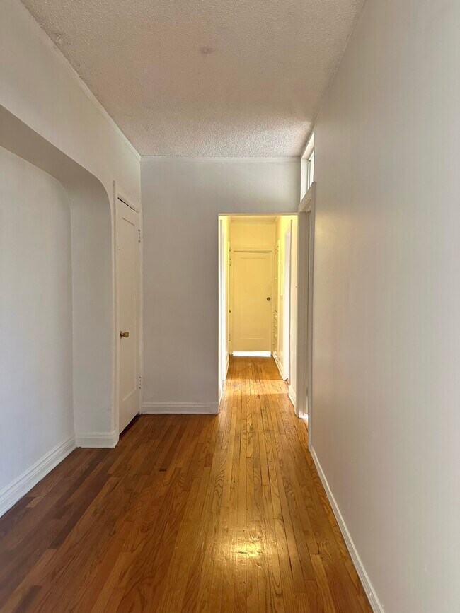 719 1/2 N Ridgewood Place unit Uptairs, Los Angeles, CA 90038 - photo 4