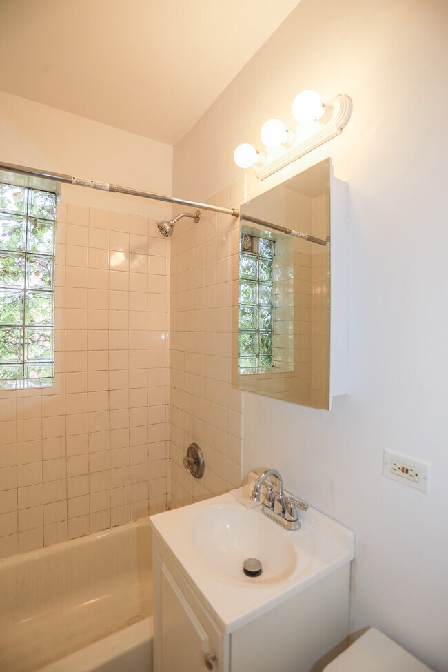 1628 W Morse Ave unit 315, Chicago, IL 60626 - photo 5