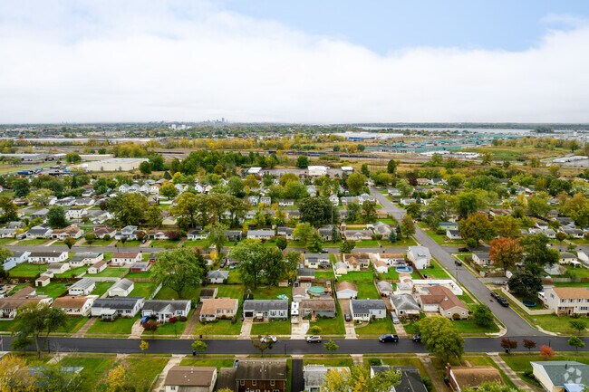 Riverview is about 8 miles from downtown Buffalo.