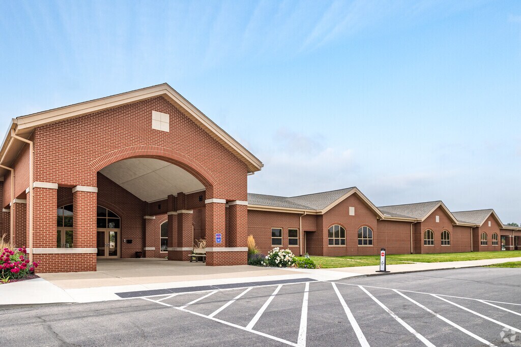 Frankton Elementary School has an average enrollment of around 800 students.