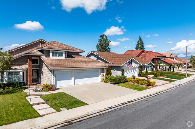 Colinas de Capistrano offers luxury homes with open floor plans and prime coastal locations.