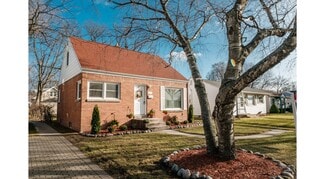 5940 N Lydell Ave, Whitefish Bay, WI 53217