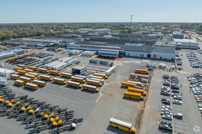 Fort Valley is home to Blue Bird Corporation, a large school bus manufacturer.