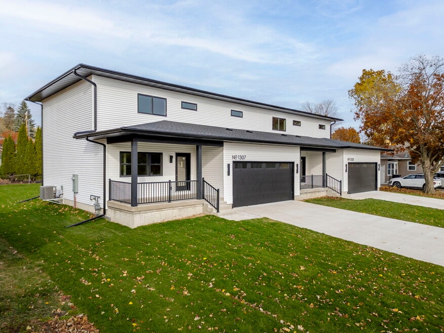 1305 W 19th St, Cedar Falls, IA 50613 - photo 1