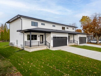 1305 W 19th St, Cedar Falls, IA 50613