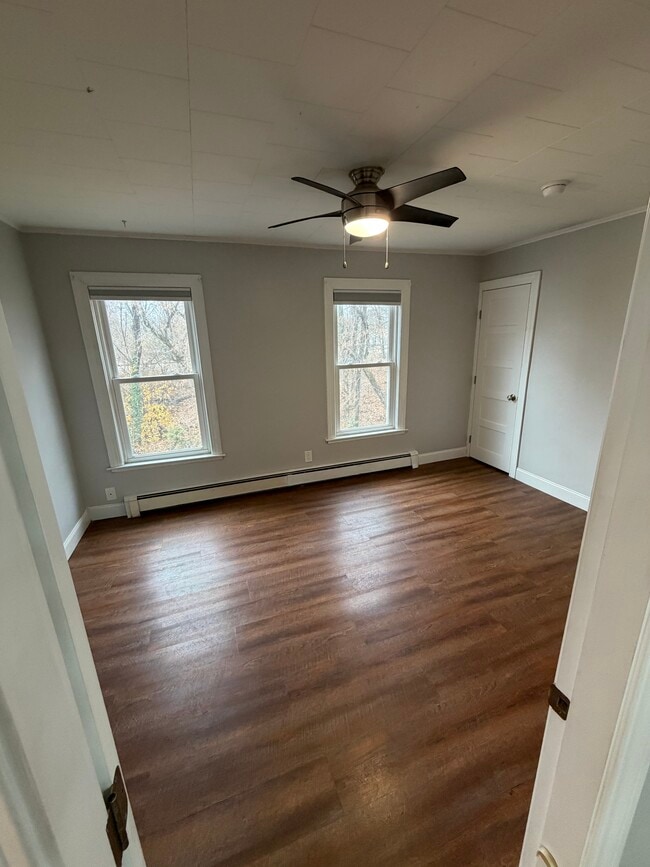 15 Essex St unit 2nd floor, Dover, NH 03820 - photo 2