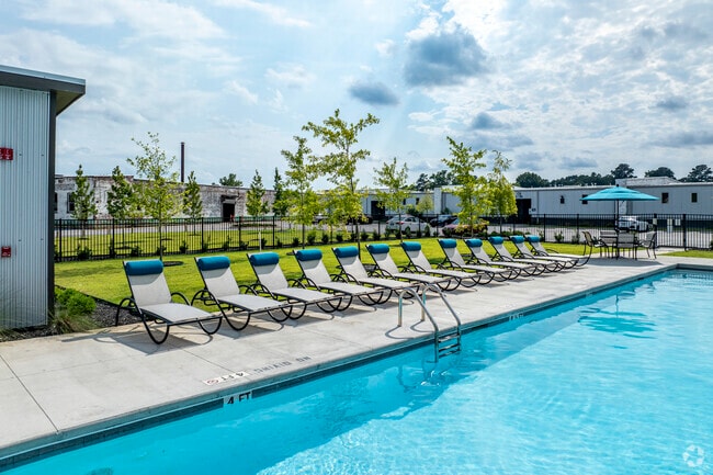 Resort-style Swimming Pool