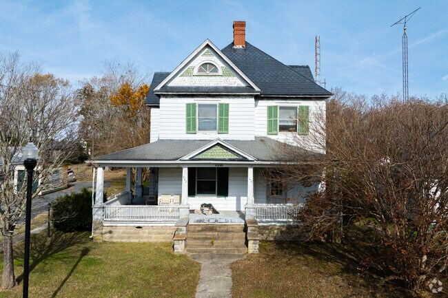 East New Market homes enjoy well-landscaped lawns.