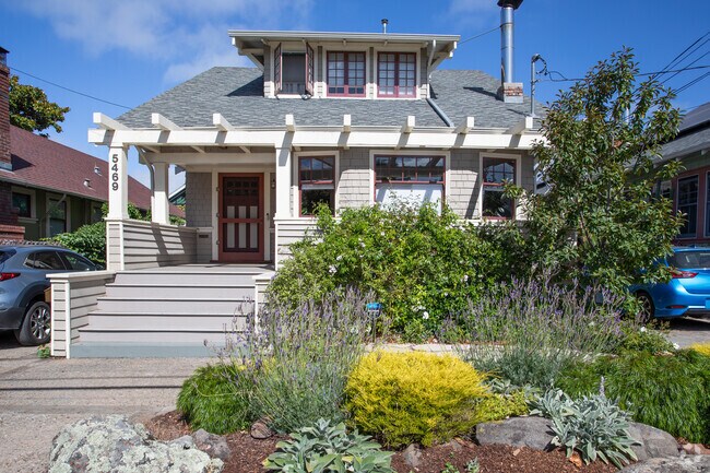 With homes dating back to the early 20th century, Shafter is full of Craftsman homes and charm.