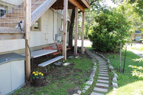 1822 W 35th St unit Bradz Upstairs, Austin, TX 78703 - photo 2