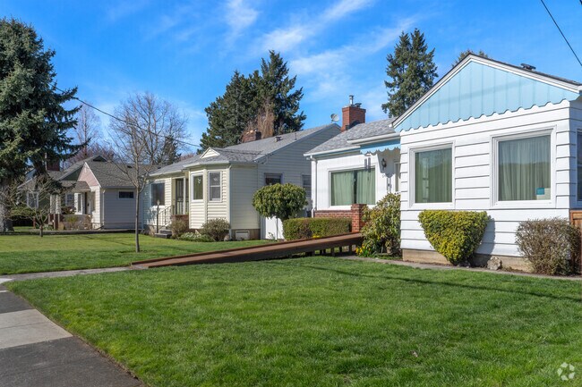 A row of well-maintained Bungalow homes the University Park neighborhood.
