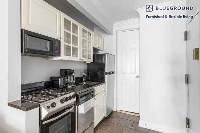 118 Christopher St unit FL2-ID2075, New York, NY 10014 - photo 5