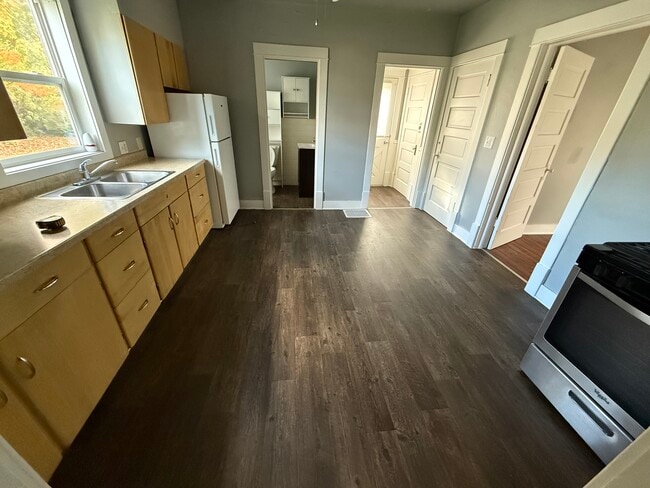 1035 Durfee Ave, Oshkosh, WI 54902 - photo 3