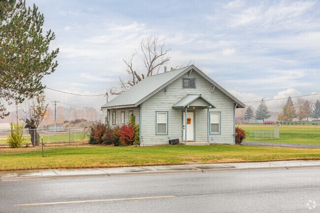 Historic cottages from the early 1900s line Zillah’s charming residential streets.