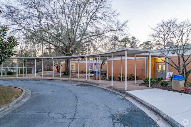 Vanderlyn Elementary School has a 12 to 1 student-teacher ratio.