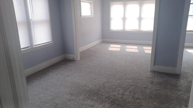 4305 Sheridan Rd unit CLOSE TO LAKE PARKS, Kenosha, WI 53140 - photo 2