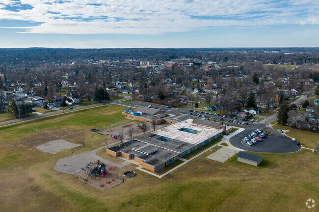 Tomek-Eastern Elementary School holds a B rating from Niche.