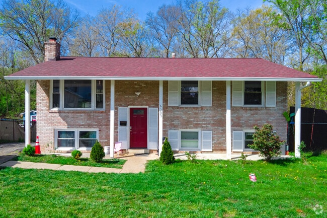Federal-style homes with columns appear in parts of Peppermill Village.