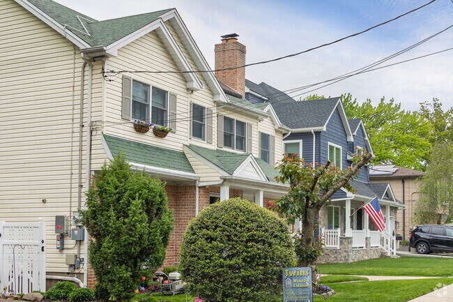 Oakwood is made up of two sections, Oakwood Heights and Oakwood Beach.