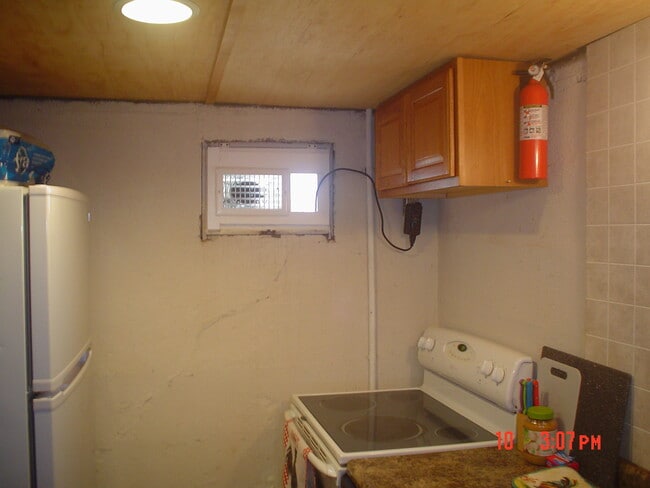 Cave-exhaust fan above stove