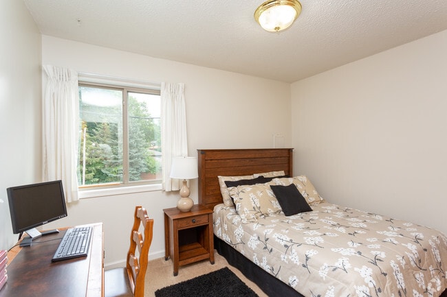 2BR, 1BA - 810 SF - Bedroom