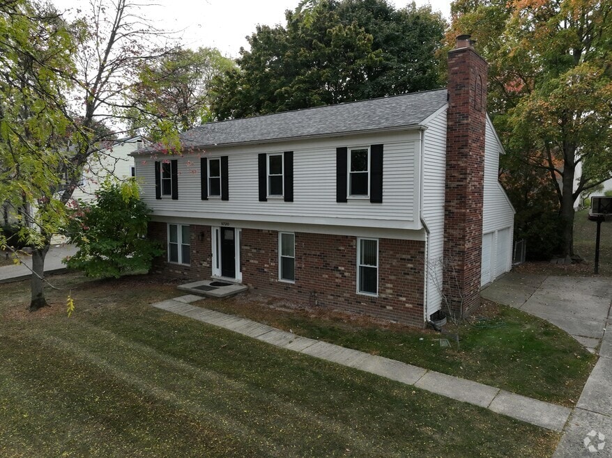 5720 Beauchamp, West Bloomfield, MI 48322 - photo 2