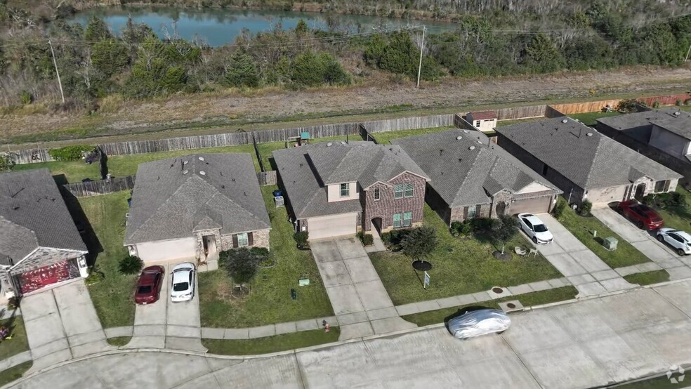 11422 34th Ave N, Texas City, TX 77591 - photo 2